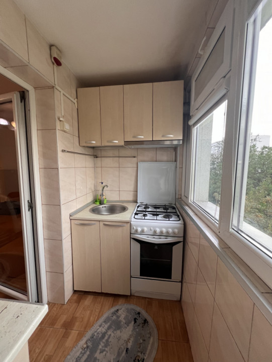 2 camere renovat la metrou 1 Decembrie Titan 